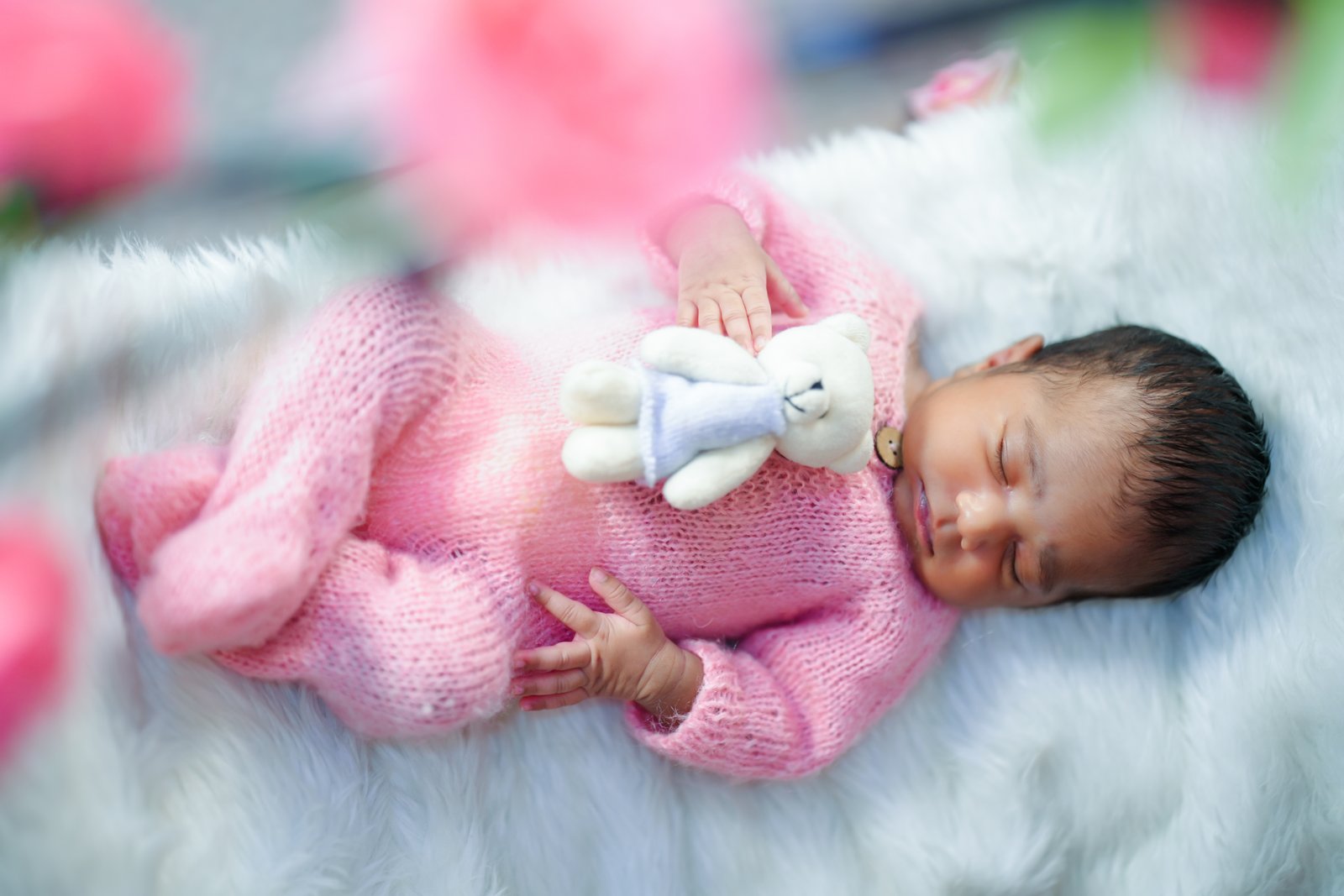 Representative newborn photography: Tender touch