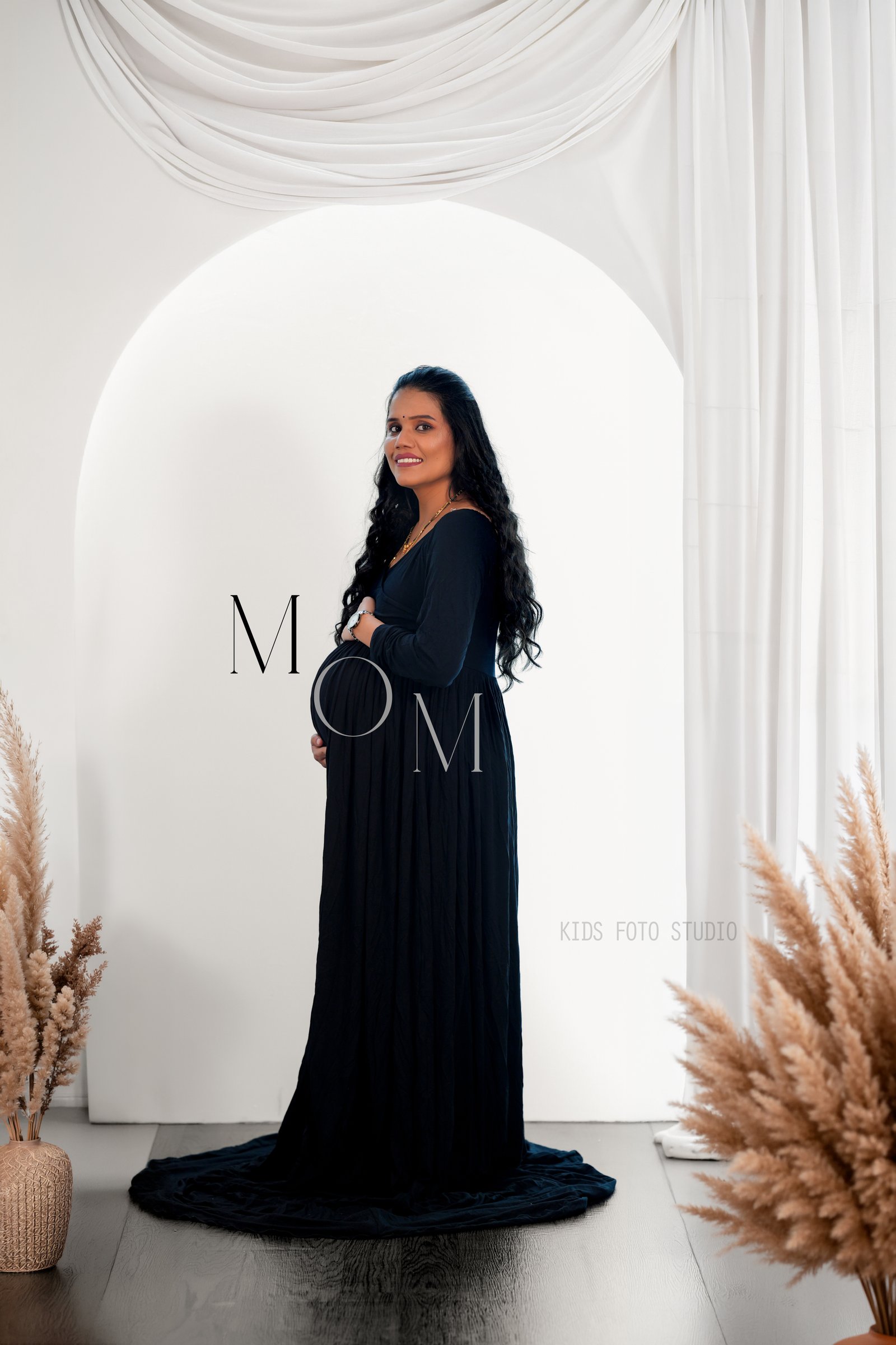 Representative maternity photography: Golden Waiting